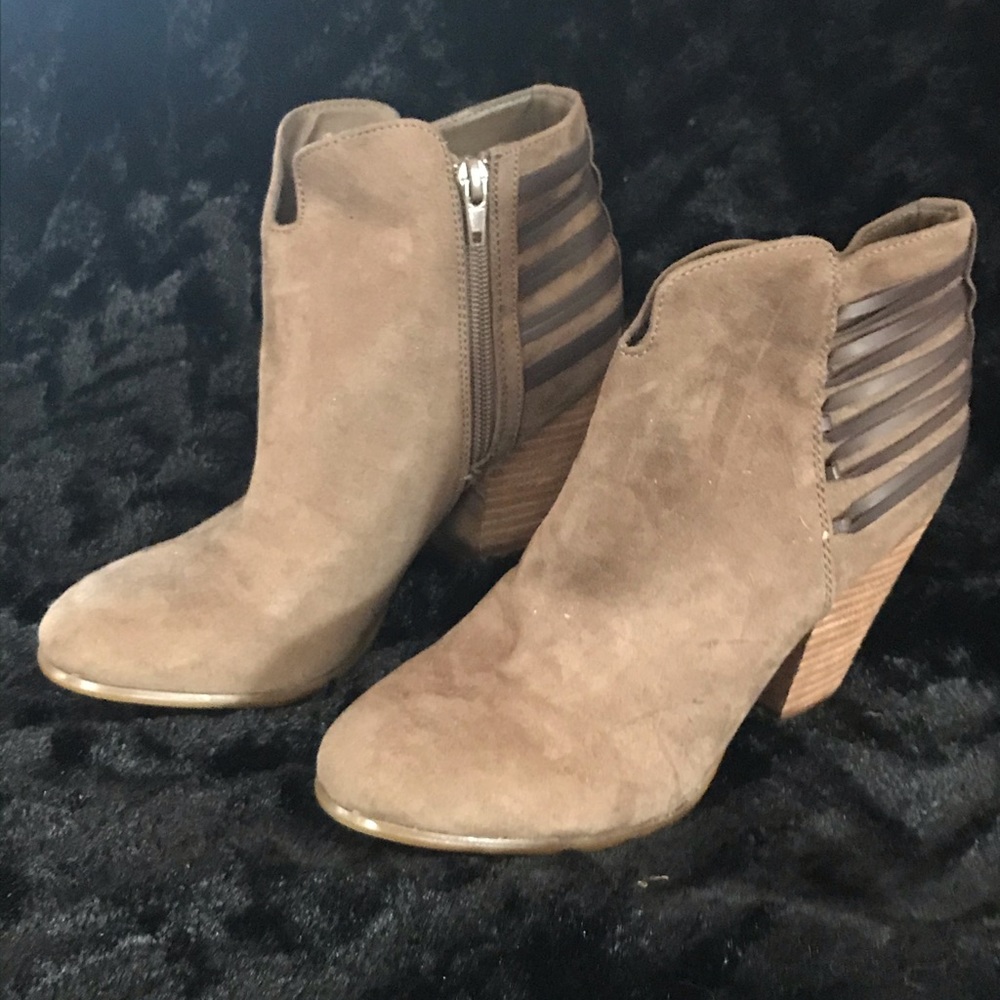 Zip up ankle suede boots
